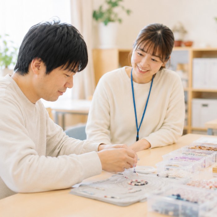 ハンドメイド：スタッフと一緒に細かな手作業